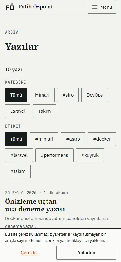 fatihozpolat.com yazılar sayfasının telefondaki görünümü: tek sütunlu yazı listesi.