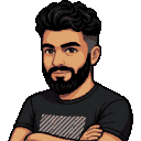 Pixel-art portre: Fatih Özpolat, Kurucu (kurucu, insan). Kalın dalgalı siyah saçlı, dolgun siyah sakallı, kollarını kavuşturmuş, siyah tişörtlü.
